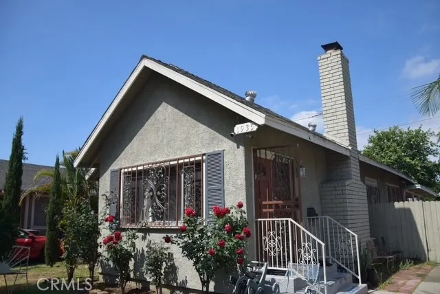 a house view with a outdoor space