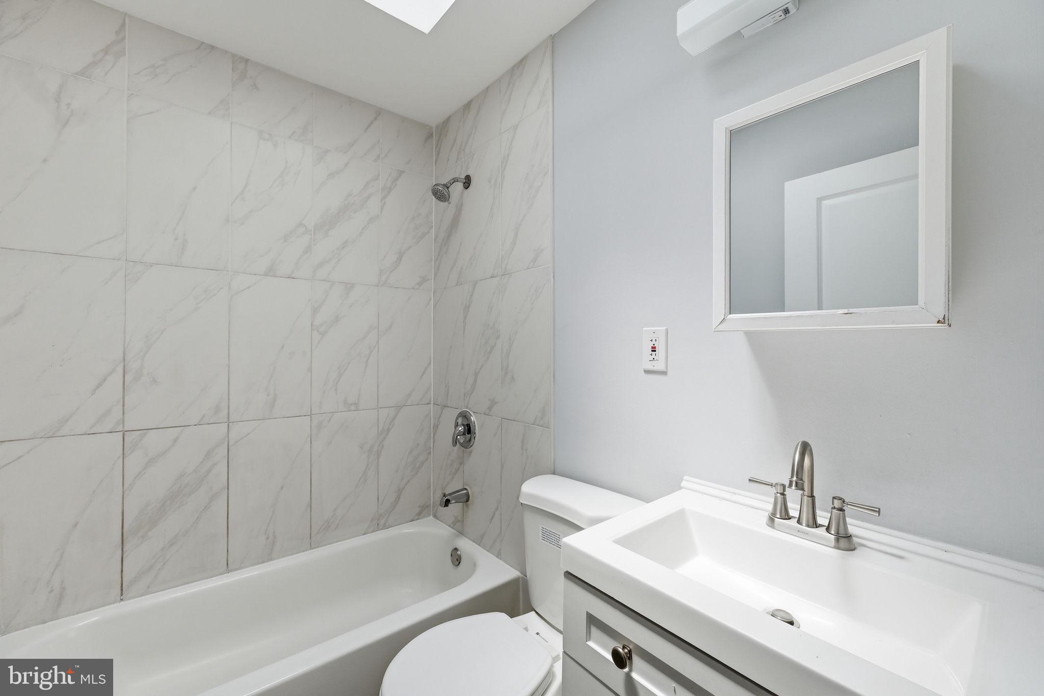 636 Hillview Road Baltimore, MD 21225 - Photo 12 of 19 Hall bath