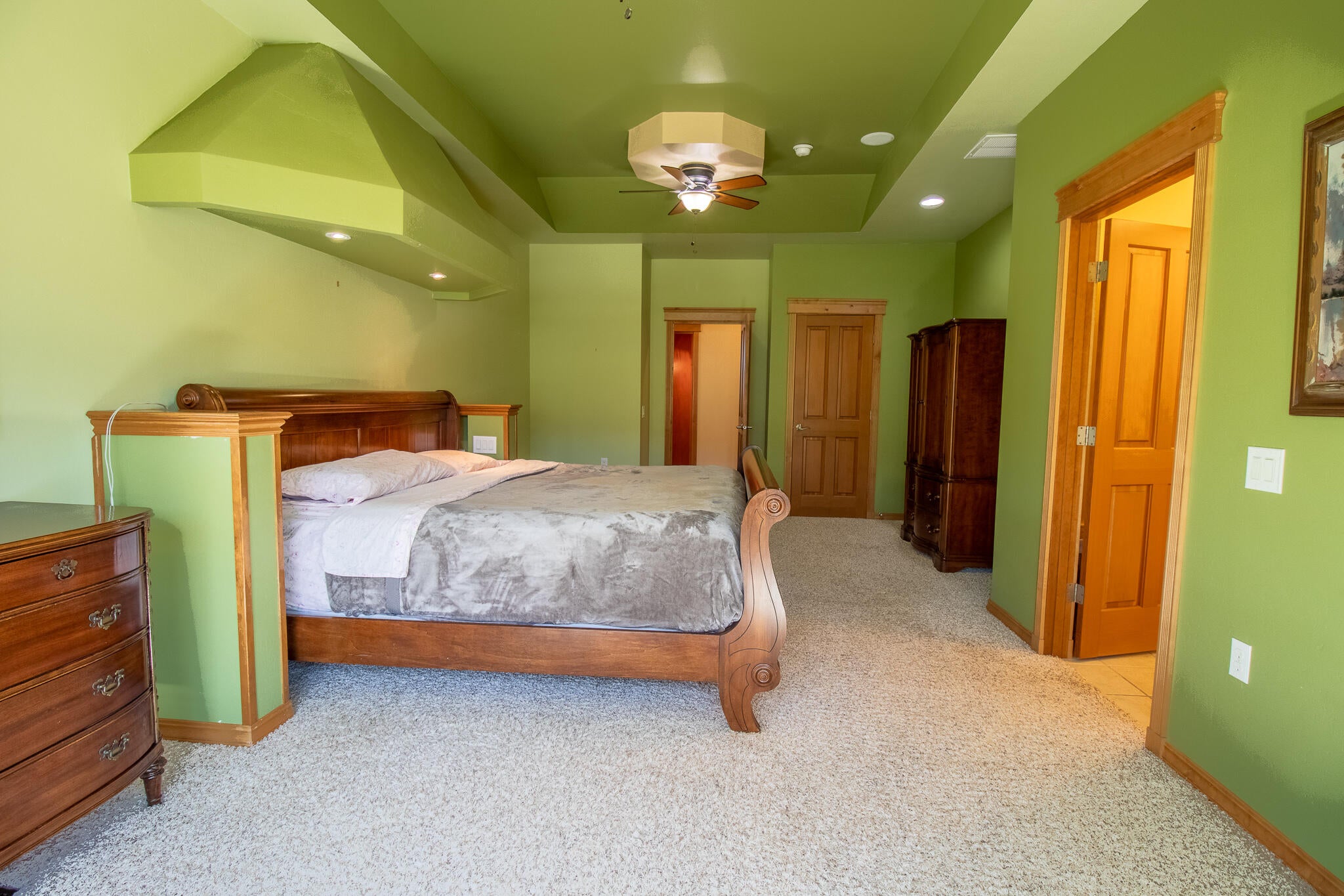 1381 Foss Road Talent, OR 97540 - Photo 15 of 41 Spacious owners' suite