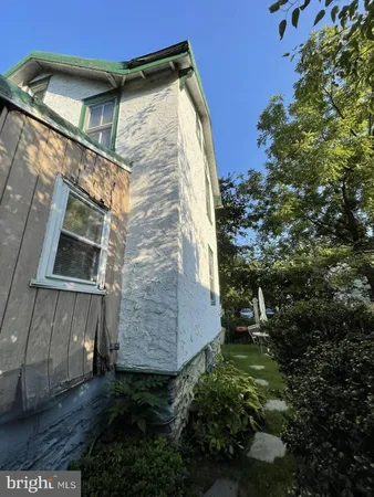 a view of a back yard of the house