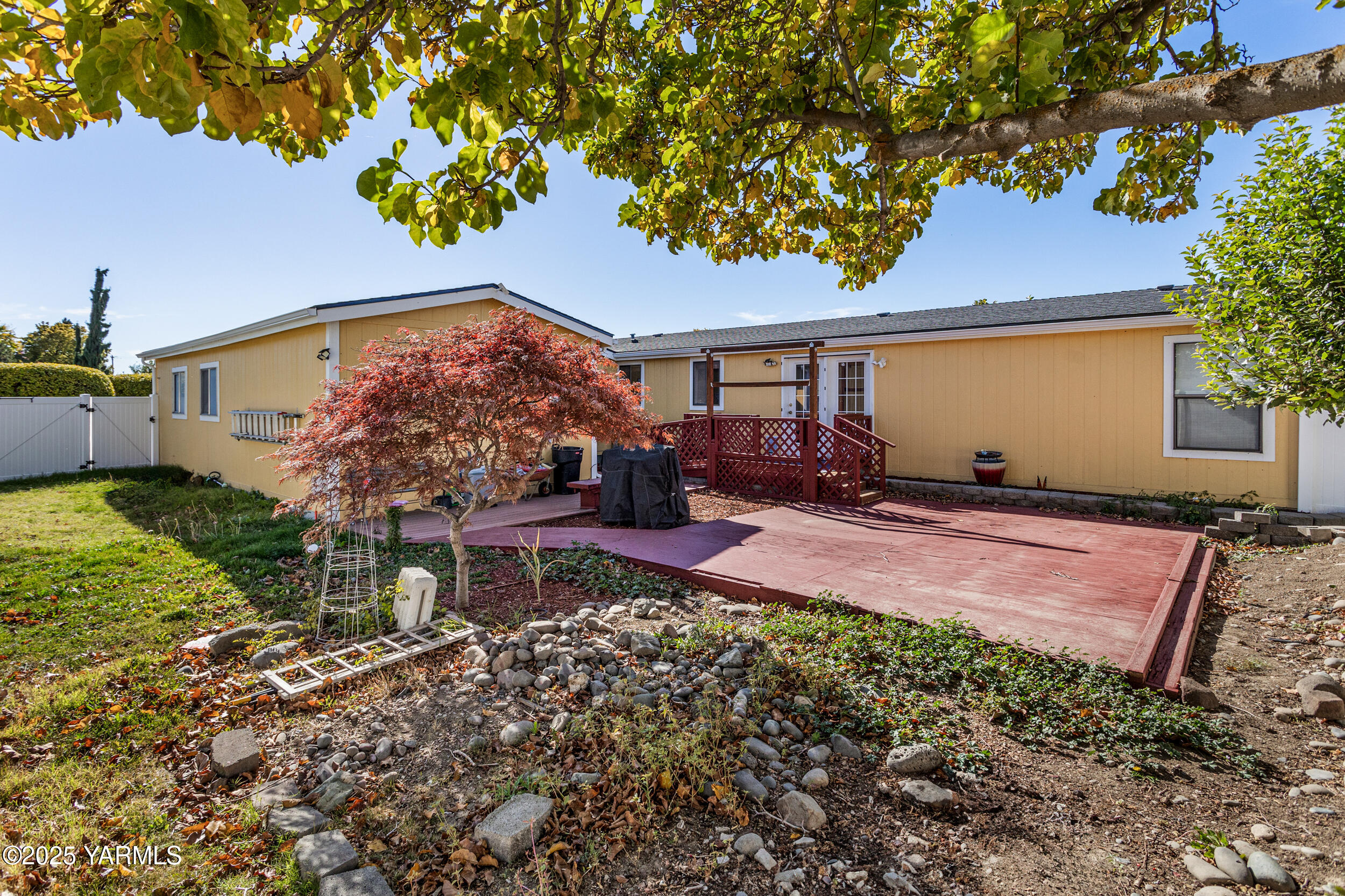 3701 Gun Club Road, Unit 64 Yakima, WA 98901 - Photo 26 of 30 a front view of a house with garden