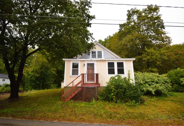 $2,300 | 12 River Road, Brentwood, NH 03833