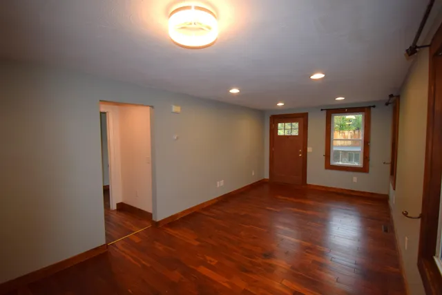 $2,300 | 12 River Road, Brentwood, NH 03833