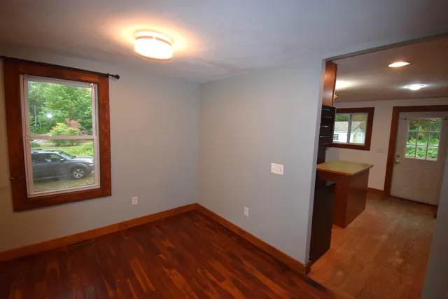 $2,300 | 12 River Road, Brentwood, NH 03833