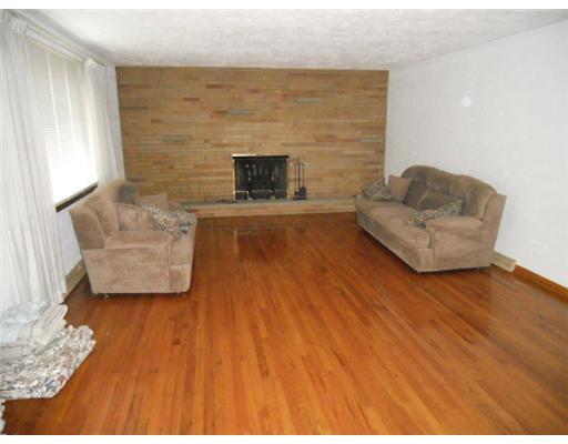 2714 South Bridge Road Washington, PA 15301 - Photo 4 of 18 Living Room.