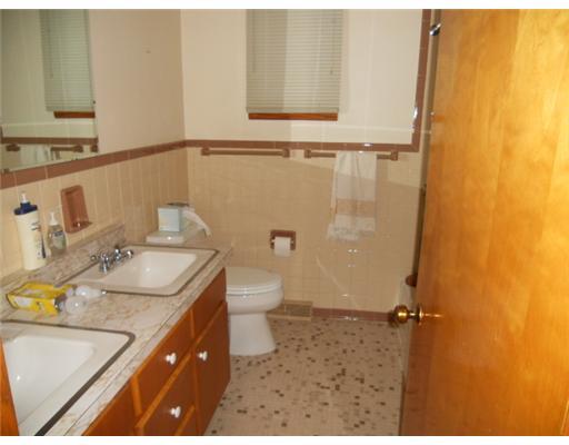 2714 South Bridge Road Washington, PA 15301 - Photo 9 of 18 Full Bath.