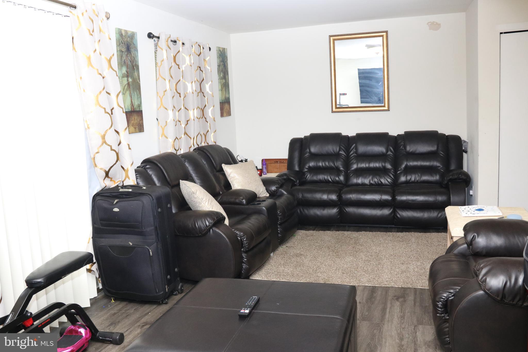 10 Yorkshire Road Sicklerville, NJ 08081 - Photo 5 of 7 Living room