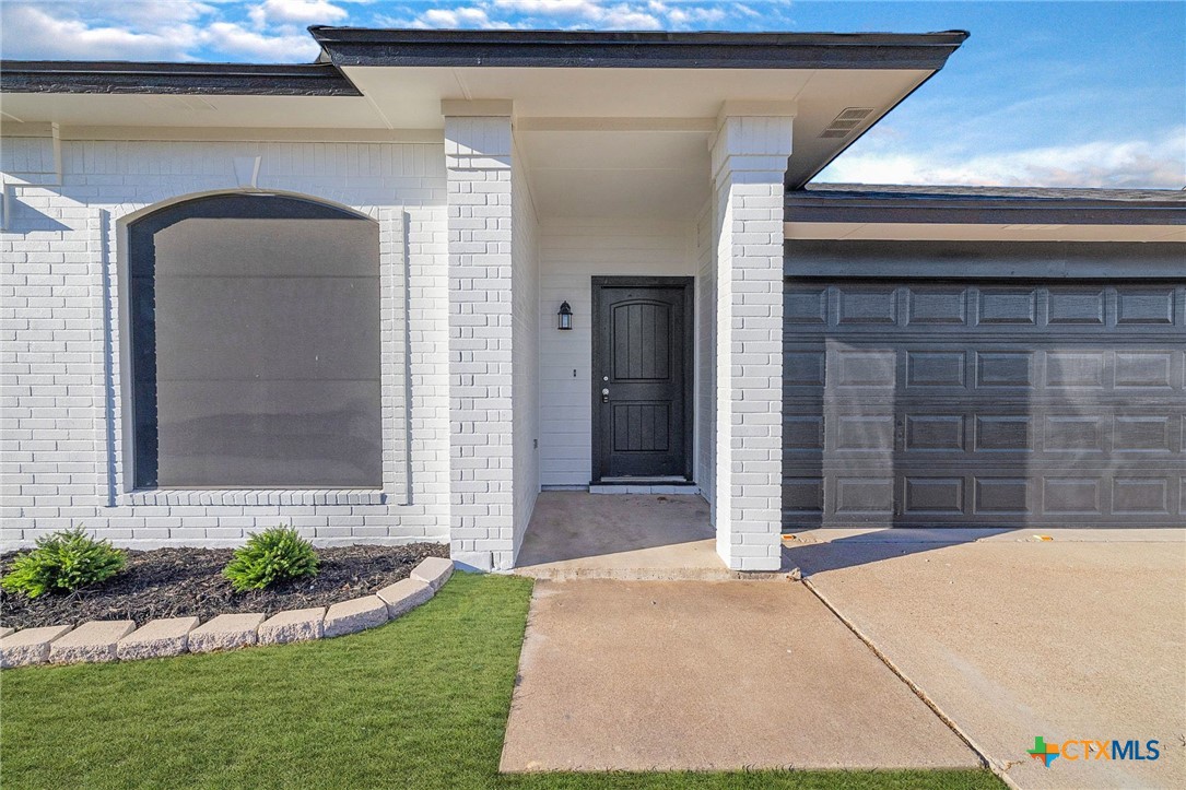 4215 Rifle Drive Killeen, TX 76542 - Photo 4 of 30 a front view of a house with a garden