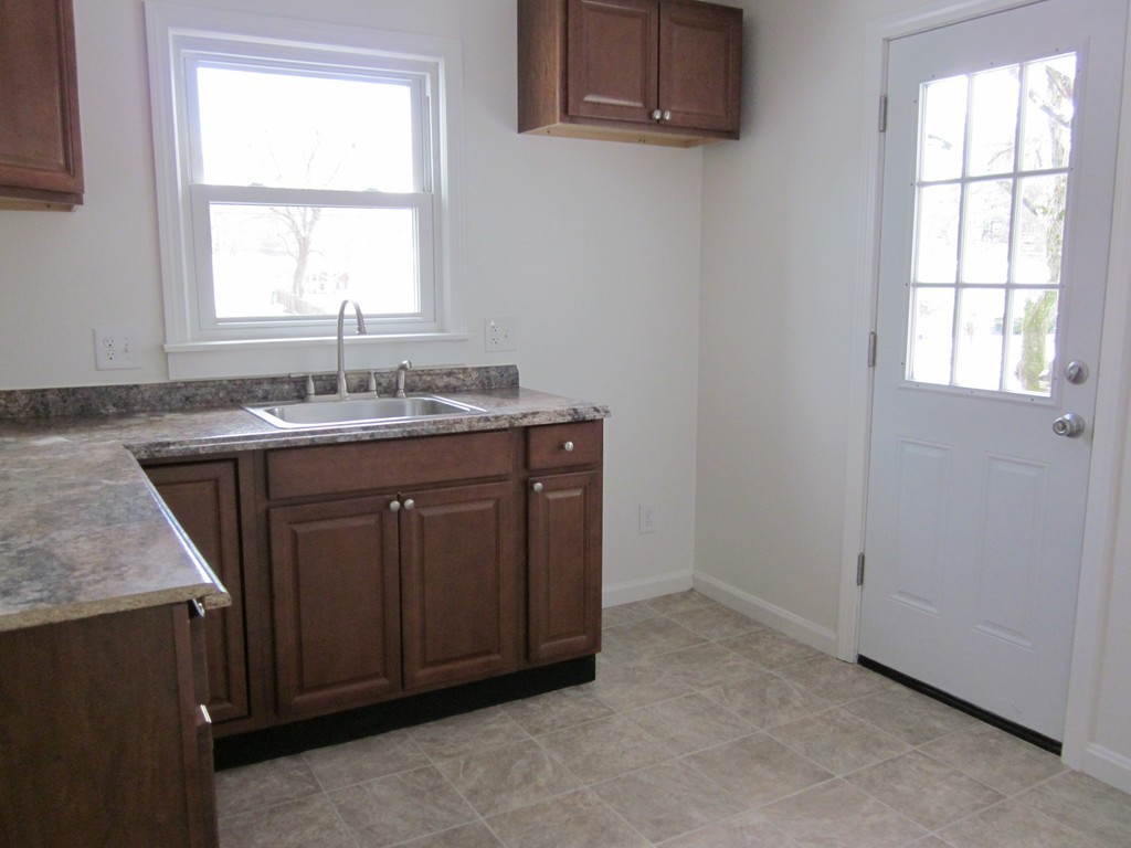 52 Wachusett Street Springfield, MA 01118 - Photo 6 of 19 Gallery Image 6