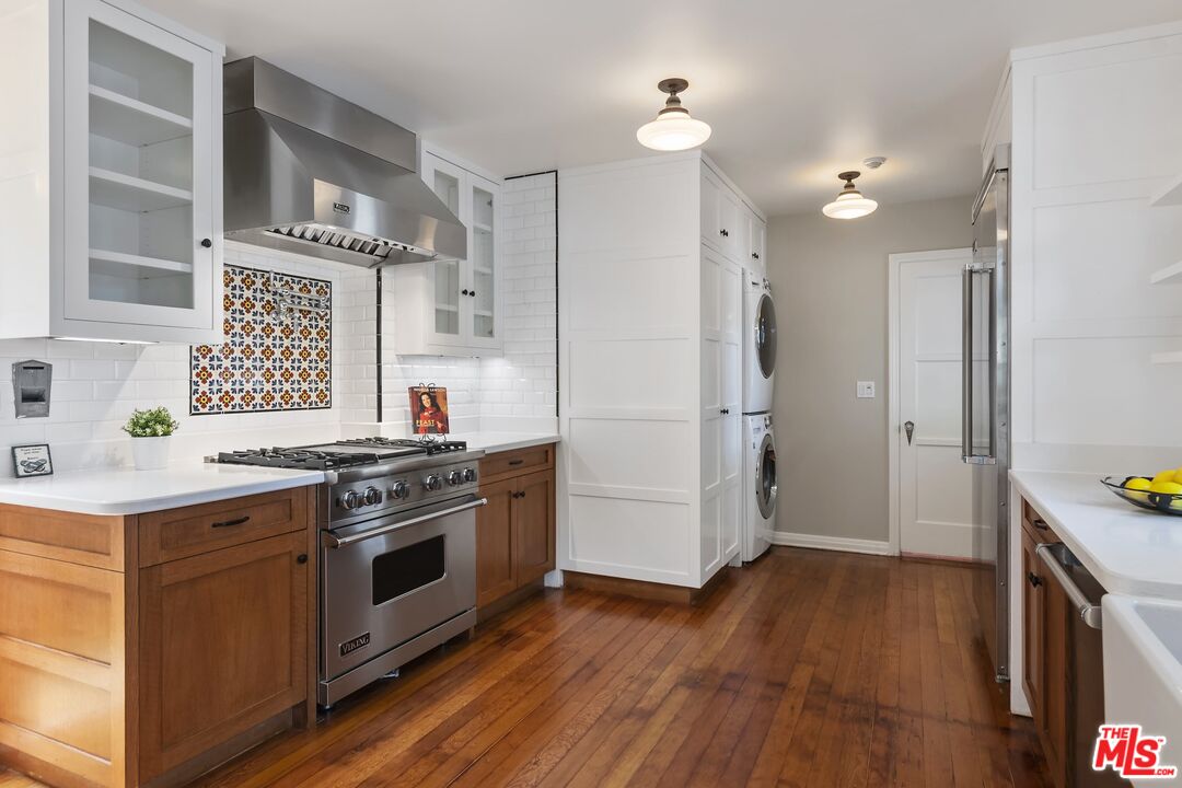 2303 Midvale Avenue Los Angeles, CA 90064 - Photo 14 of 38 a kitchen with a stove and a refrigerator