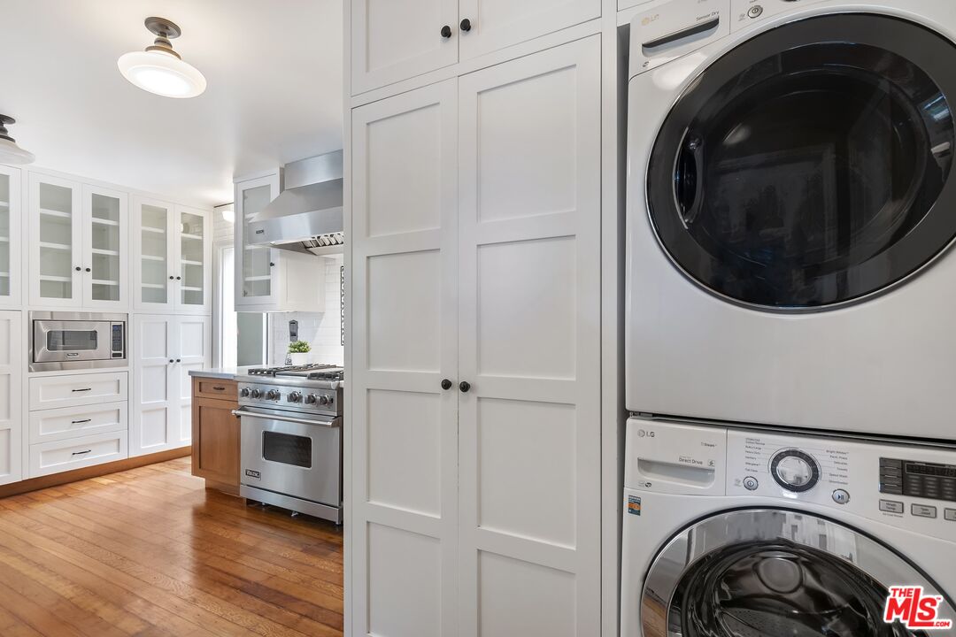 2303 Midvale Avenue Los Angeles, CA 90064 - Photo 16 of 38 a view of a kitchen with washer and dryer