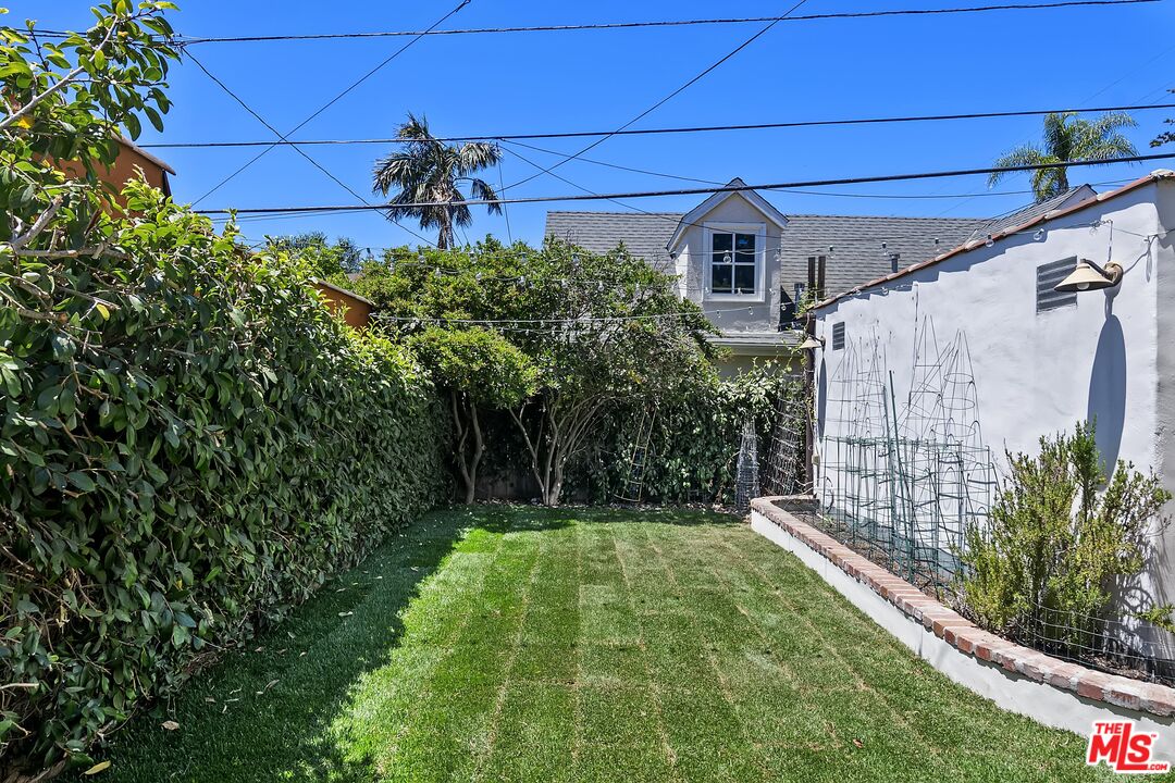 2303 Midvale Avenue Los Angeles, CA 90064 - Photo 31 of 38 a view of a backyard
