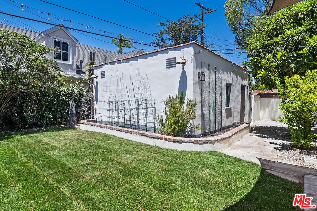2303 Midvale Avenue Los Angeles, CA 90064 - Photo 32 of 38 a view of a back yard of the house