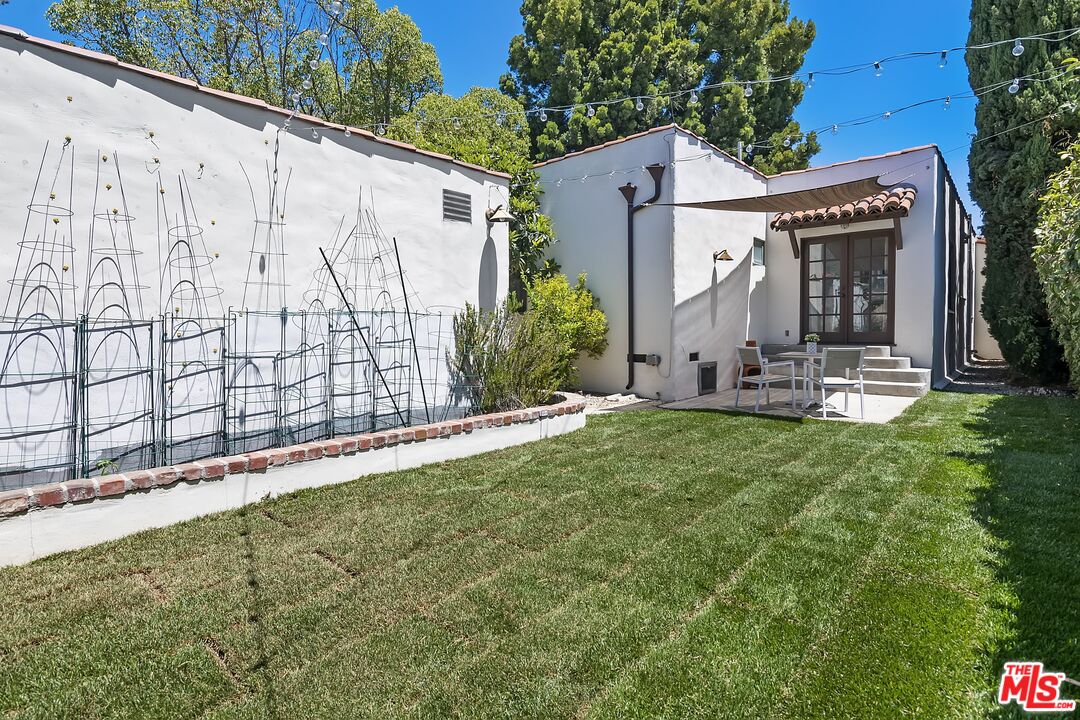 2303 Midvale Avenue Los Angeles, CA 90064 - Photo 34 of 38 a view of a back yard of the house