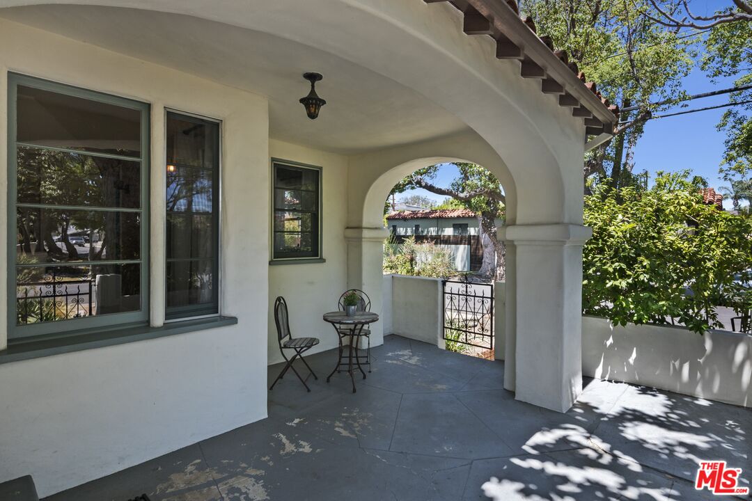 2303 Midvale Avenue Los Angeles, CA 90064 - Photo 5 of 38 a view of a interior of the house