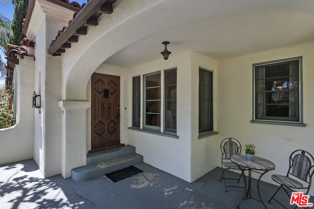 2303 Midvale Avenue Los Angeles, CA 90064 - Photo 6 of 38 a hallway with furniture and a window