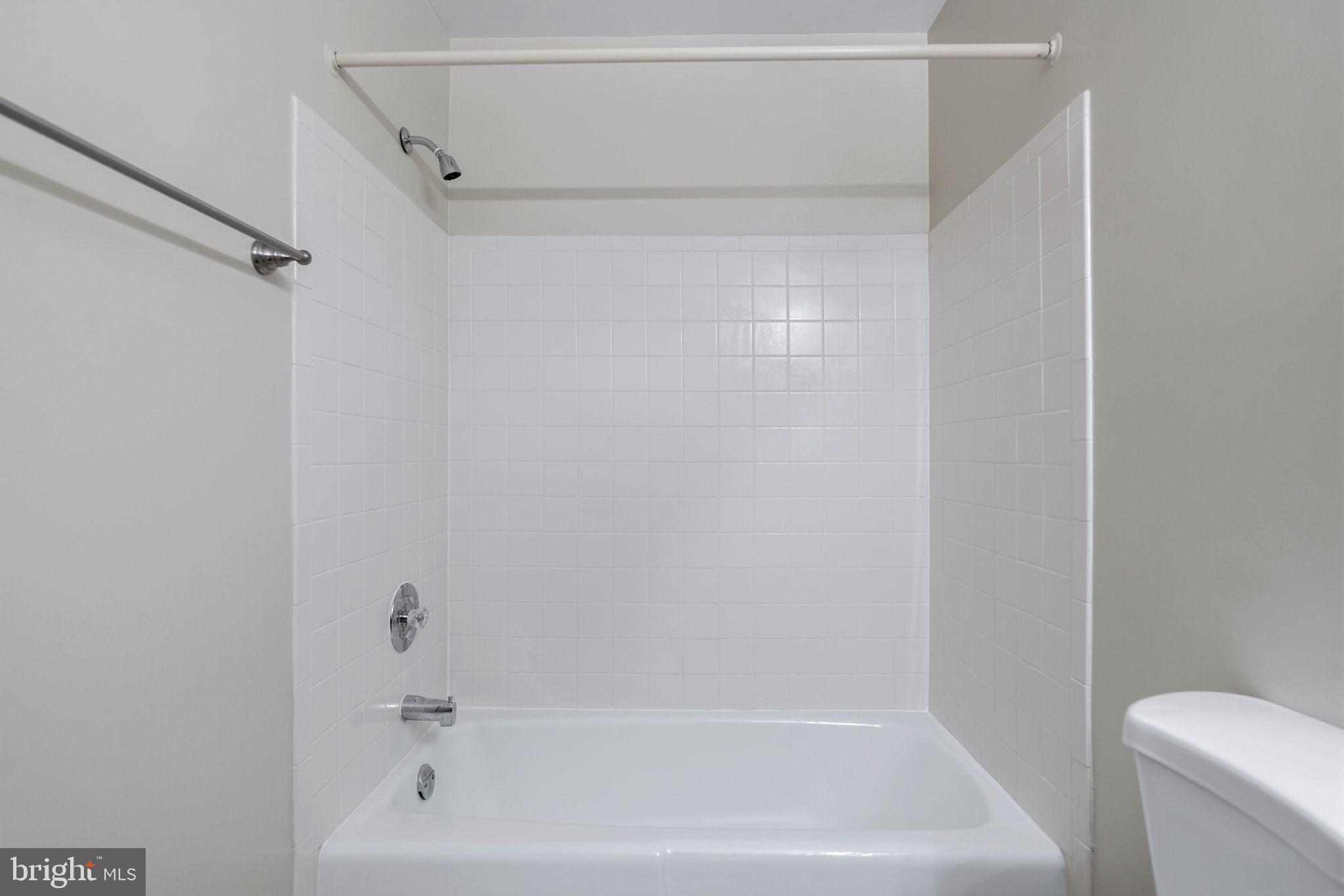 1443 Northgate Square, Unit 22B Reston, VA 20190 - Photo 23 of 42 a bathroom with a bathtub