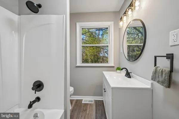 $445,000 | 246 Briar Hill Lane, Woodbury, NJ 08096