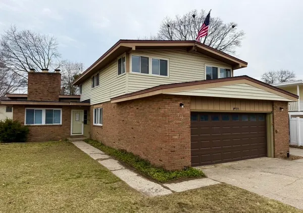 $265,000 | 910 Elizabeth Court, Mount Pleasant, MI 48858