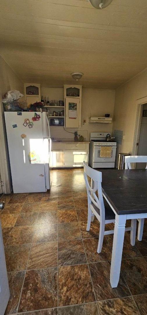 140 East Riverside Drive Watsonville, CA 95076 - Photo 36 of 49 a kitchen with a table chairs and a stove
