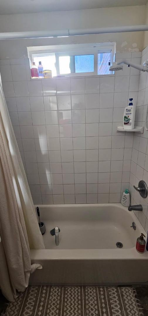 140 East Riverside Drive Watsonville, CA 95076 - Photo 37 of 49 a bathroom with a bathtub