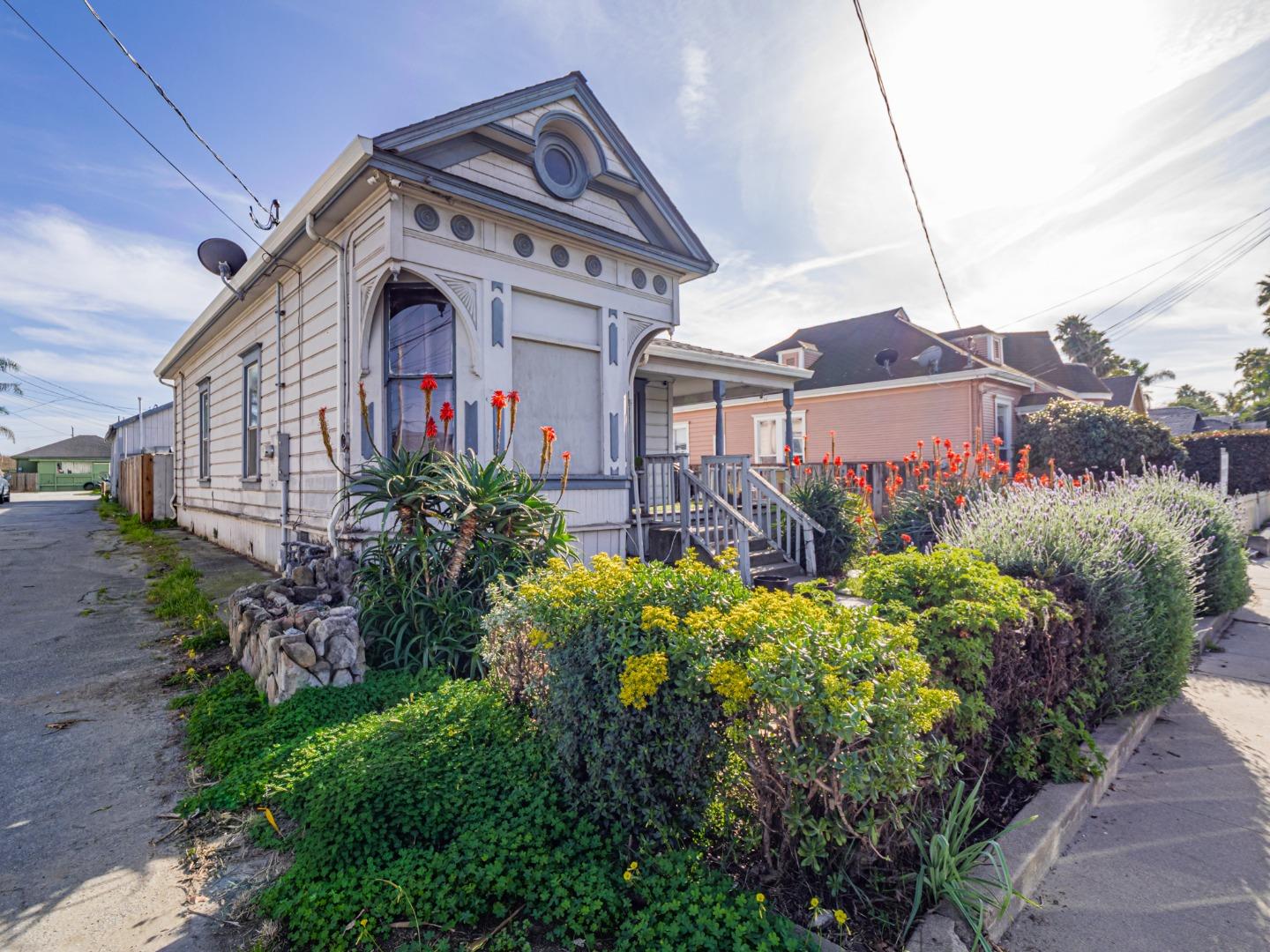 140 East Riverside Drive Watsonville, CA 95076 - Photo 4 of 49 a front view of a house with a yard