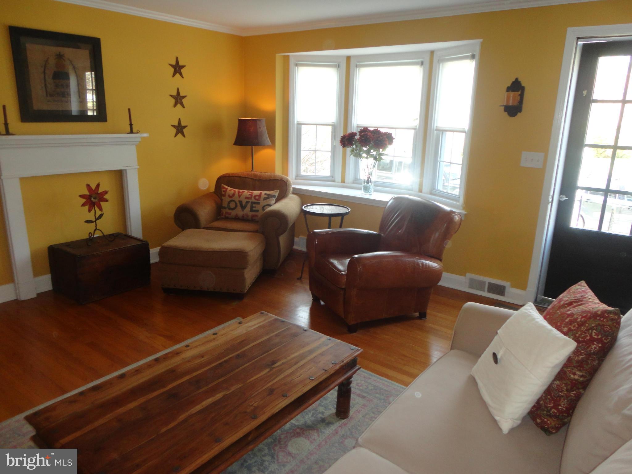 117 Overbrook Road Baltimore, MD 21212 - Photo 8 of 30 Living Room