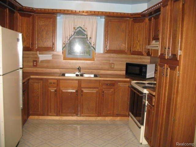 21100 Armada Ridge Road Armada, MI 48005 - Photo 4 of 10 IMG_3456.JPG