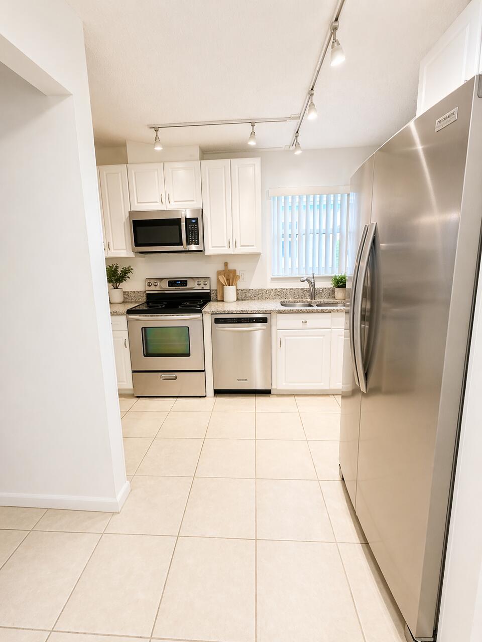 8889 Southeast Hobe Ridge Avenue Hobe Sound, FL 33455 - Photo 2 of 11 Kitchen