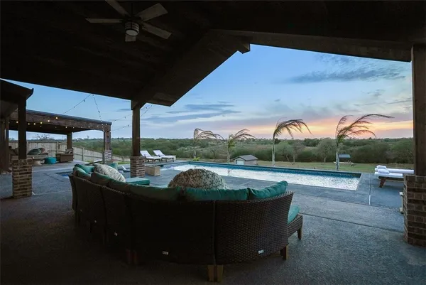 a view of a house with backyard and garden