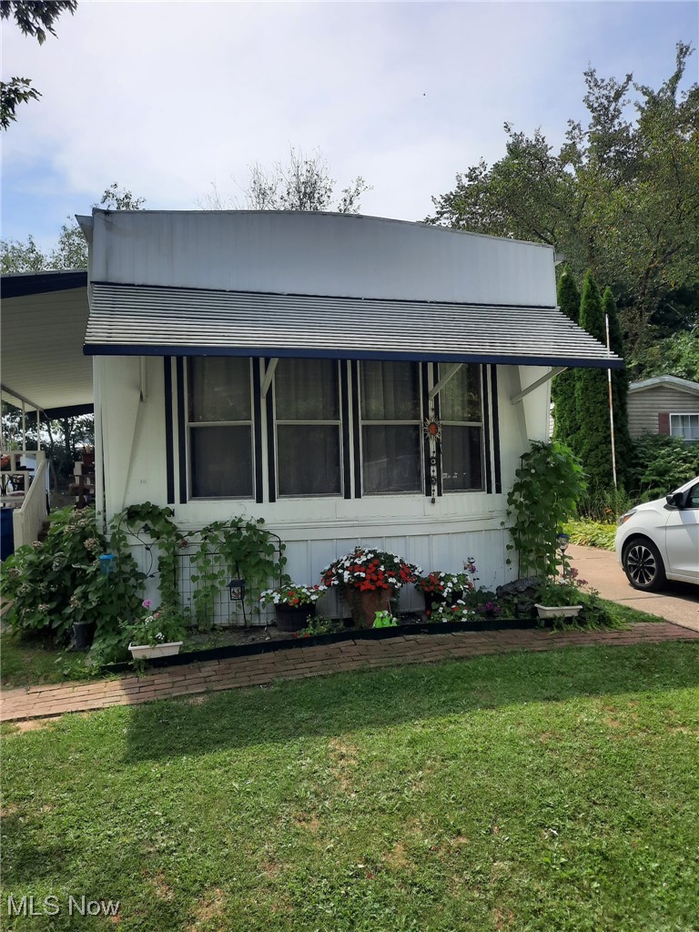 Manufactured / mobile home with a front lawn