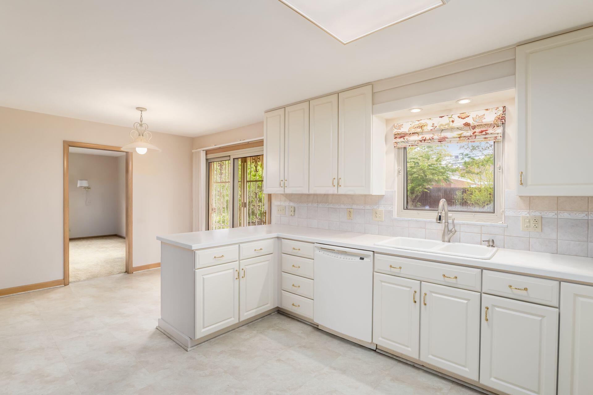 3057 Brandon Road Columbus, OH 43221 - Photo 13 of 72 Kitchen & Breakfast Area