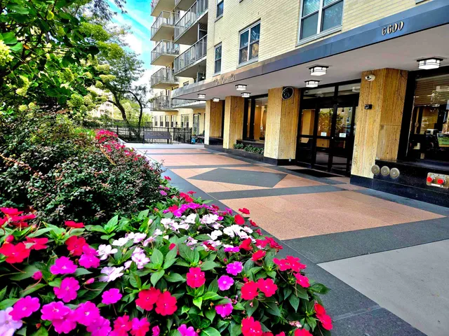 a flower garden is sitting in front of flowers