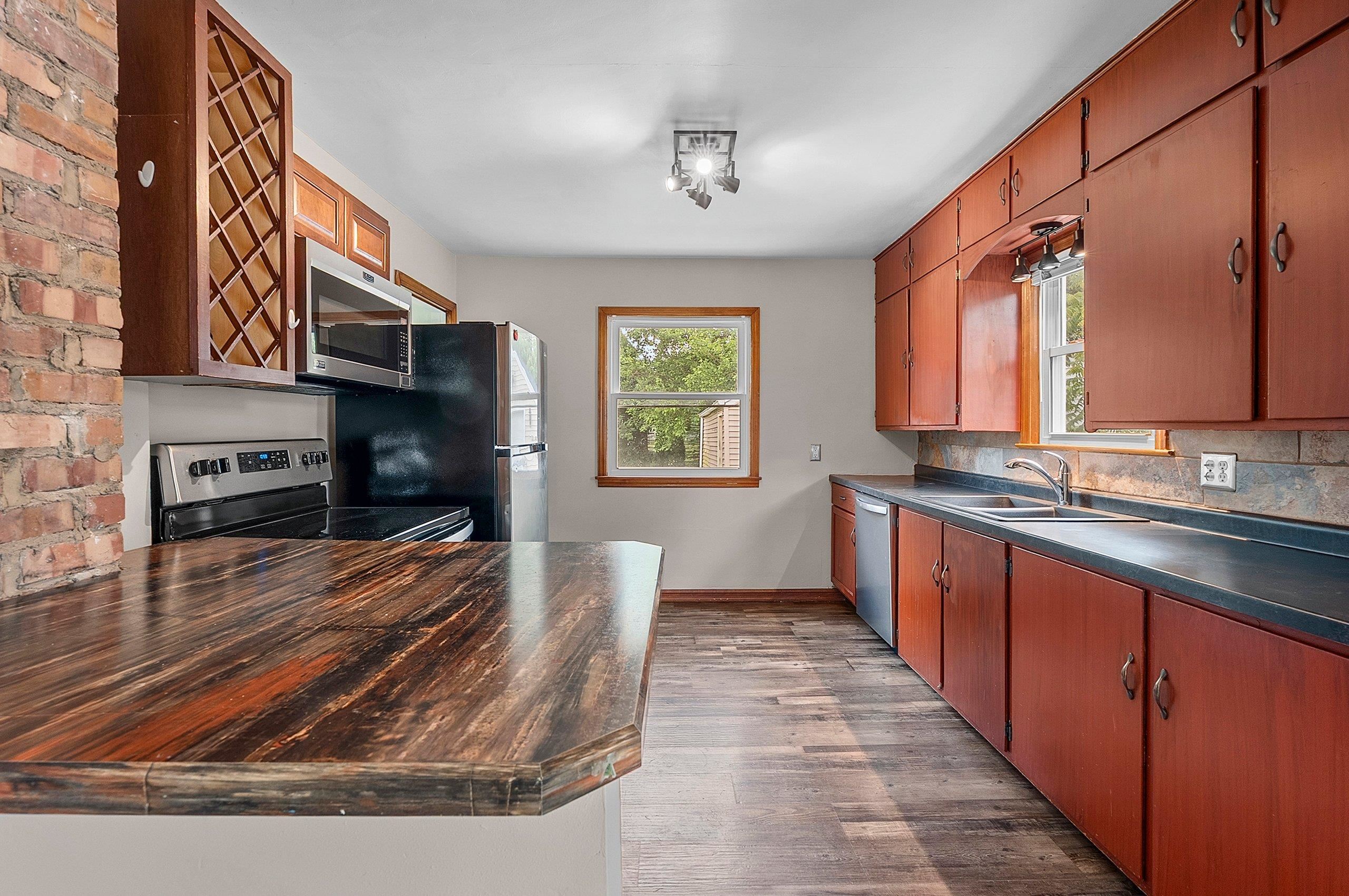 2214 North Division Street Appleton, WI 54911 - Photo 8 of 51