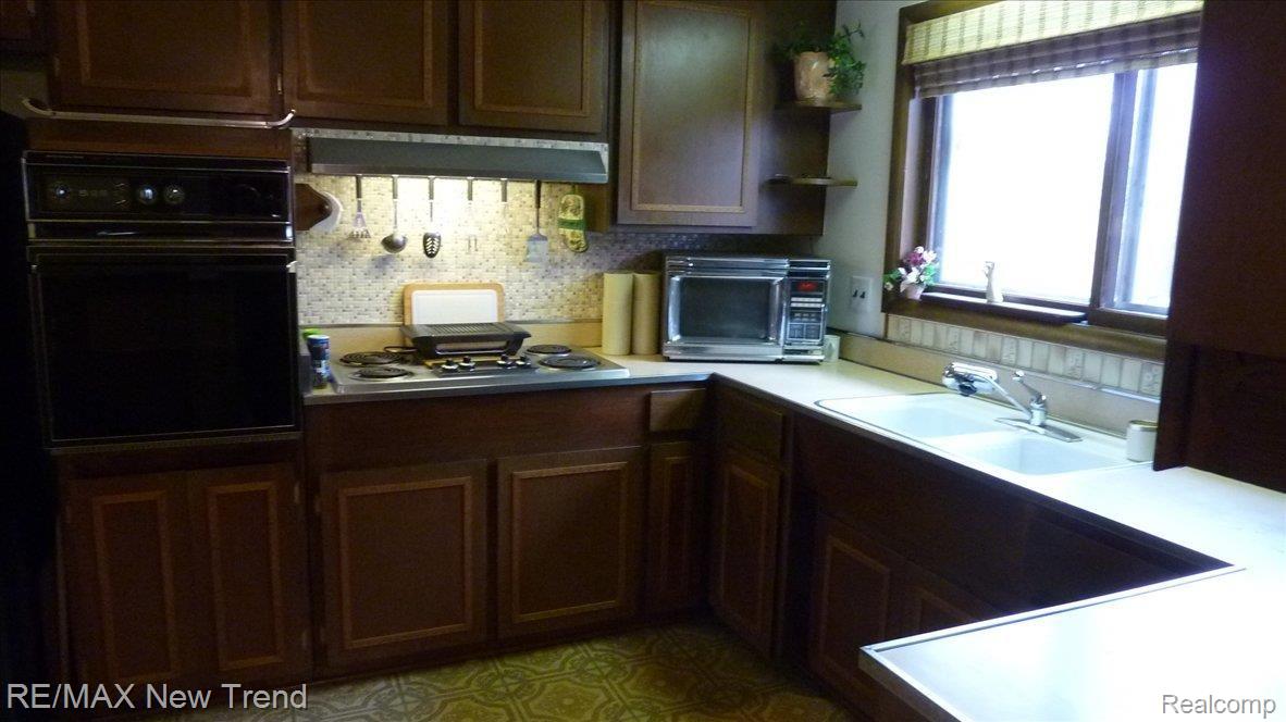 28464 Westerleigh Road Farmington, MI 48334 - Photo 12 of 15 Kitchen
