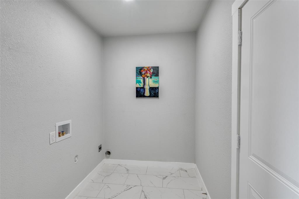 2314 Gilbert Circle Arlington, TX 76010 - Photo 19 of 25 a utility room with a window