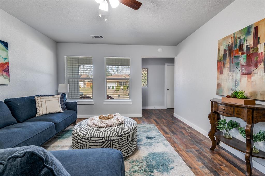 2314 Gilbert Circle Arlington, TX 76010 - Photo 4 of 25 a living room with furniture and a window