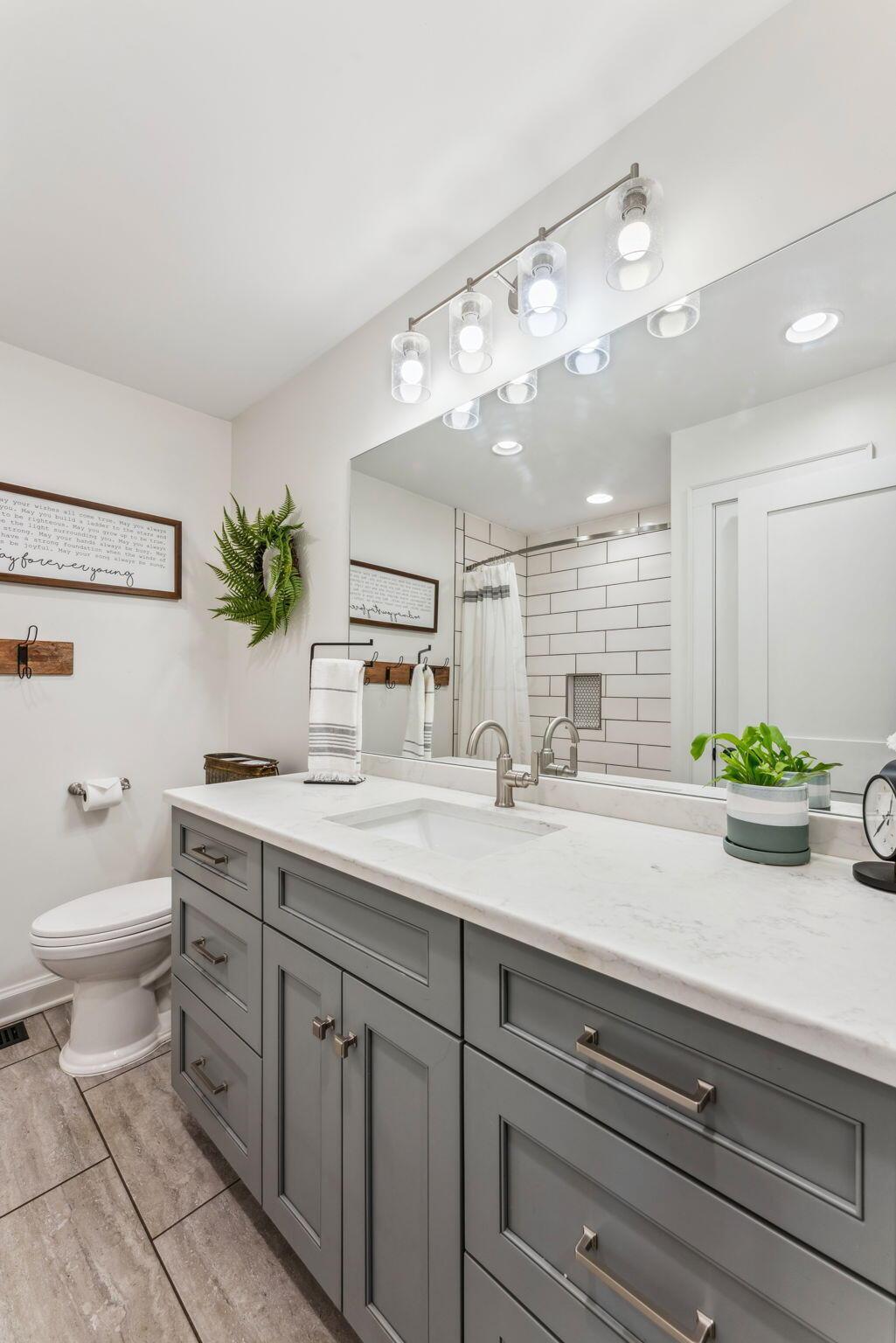 2465 Middlesex Road Upper Arlington, OH 43220 - Photo 59 of 109 Hallway Bathroom