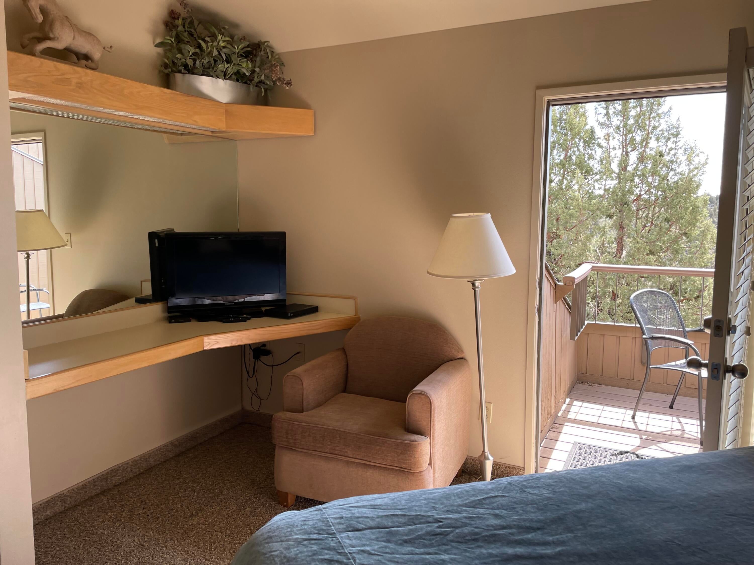 2340 Snowgoose Drive, Unit RV9D Redmond, OR 97756 - Photo 23 of 33 Master br sitting area with tv shelf