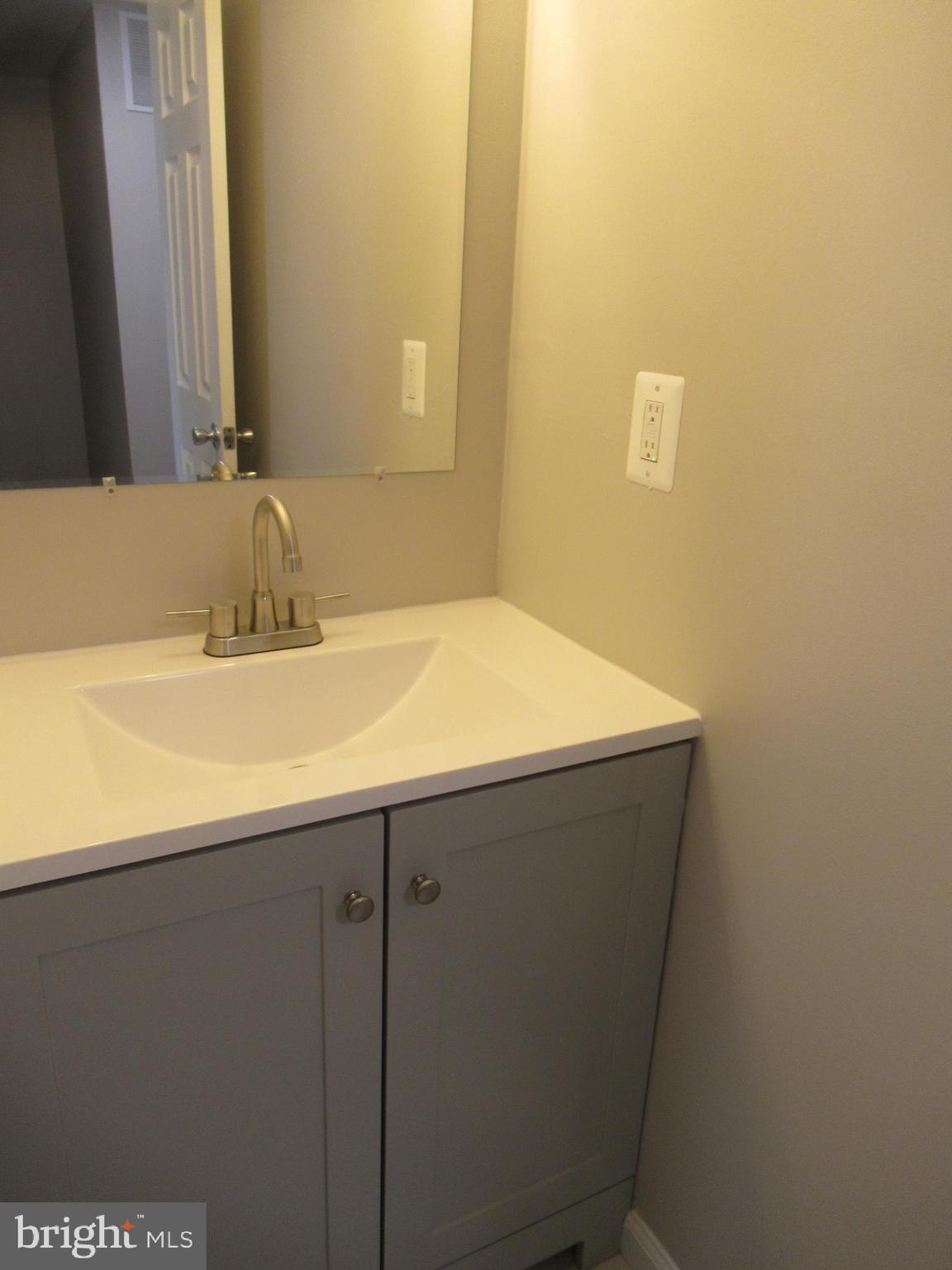 4516 Airlie Way Annandale, VA 22003 - Photo 19 of 30 Hallway Full Bathroom