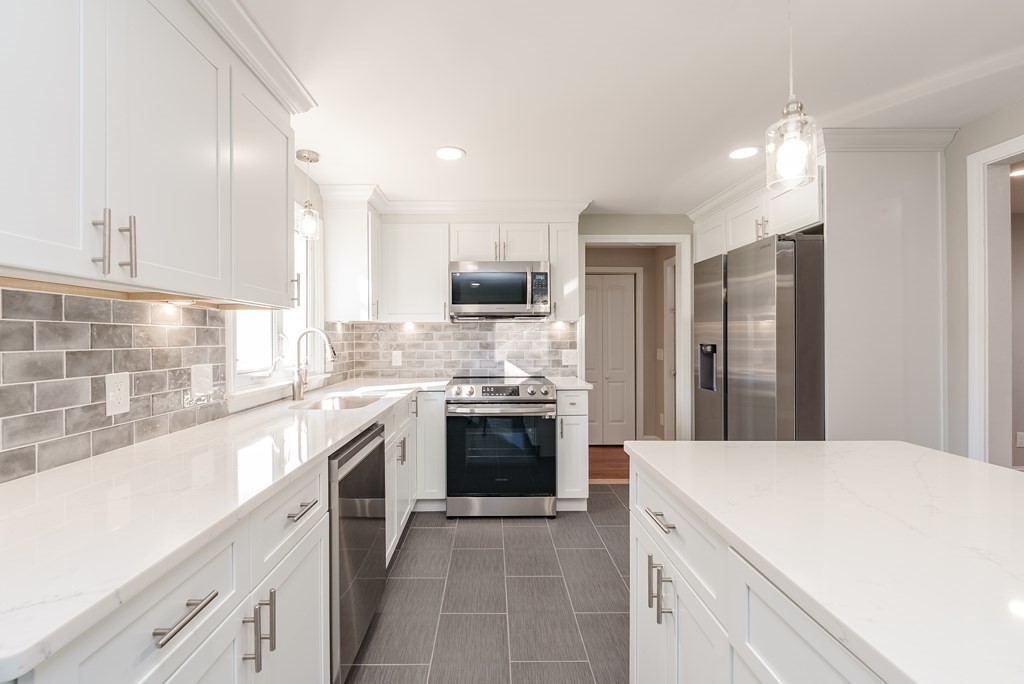 337 Gooseberry Road West Springfield, MA 01089 - Photo 5 of 32 Gallery Image 5