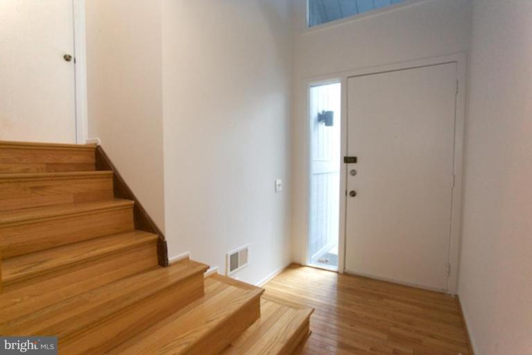11174 Glade Drive Reston, VA 20191 - Photo 11 of 27 Entrance / Foyer