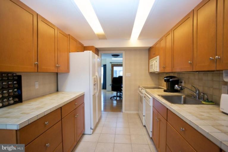 11174 Glade Drive Reston, VA 20191 - Photo 15 of 27 Kitchen #2