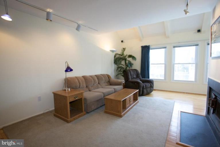 11174 Glade Drive Reston, VA 20191 - Photo 18 of 27 Living Room