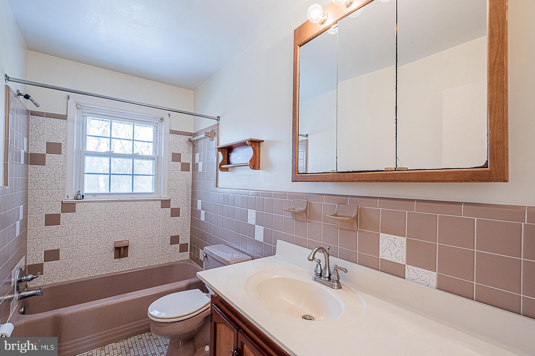 5370 Green Bridge Road Dayton, MD 21036 - Photo 23 of 42 Hall Bathroom