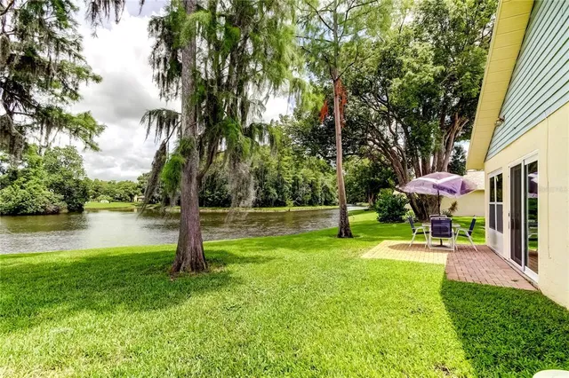 a view of a fountain in front of a house with a fountain