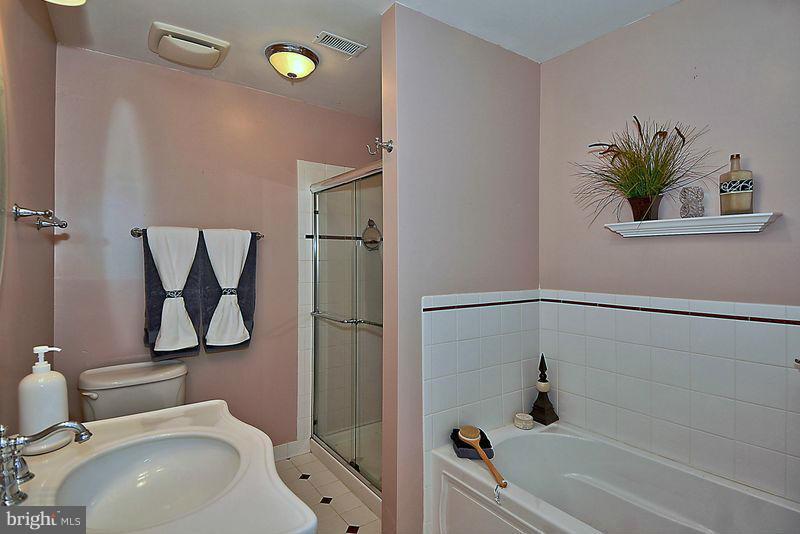 9924 Dellcastle Road Gaithersburg, MD 20886 - Photo 21 of 29 Bath (Master)