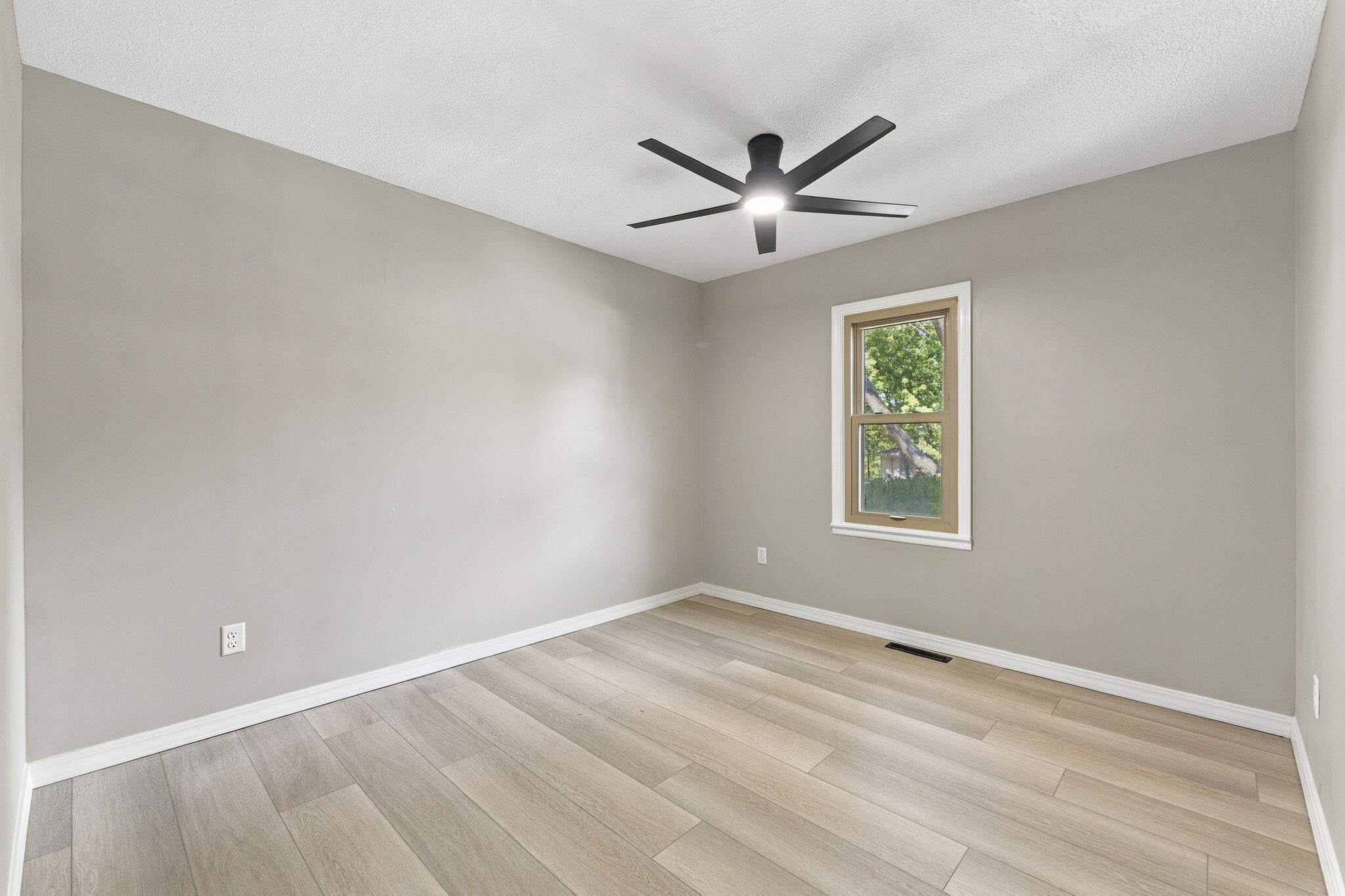 3046 West Countryside Drive Springfield, MO 65807 - Photo 19 of 25 19-web-or-mls-20260922-20260922-DSC08058