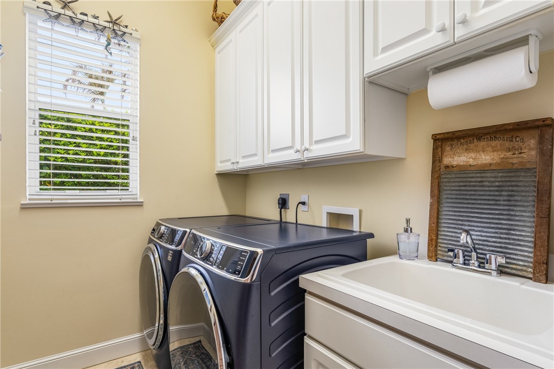 1286 Riverside Place Vero Beach, FL 32963 - Photo 32 of 36 a utility room with dryer and washer