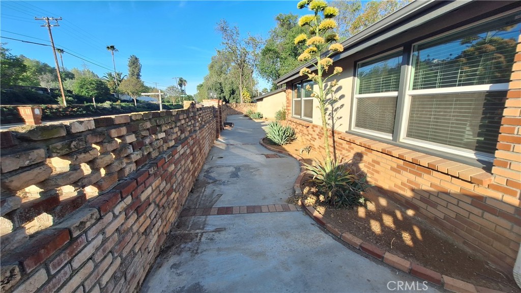 2327 Fairview Avenue Riverside, CA 92506 - Photo 8 of 30